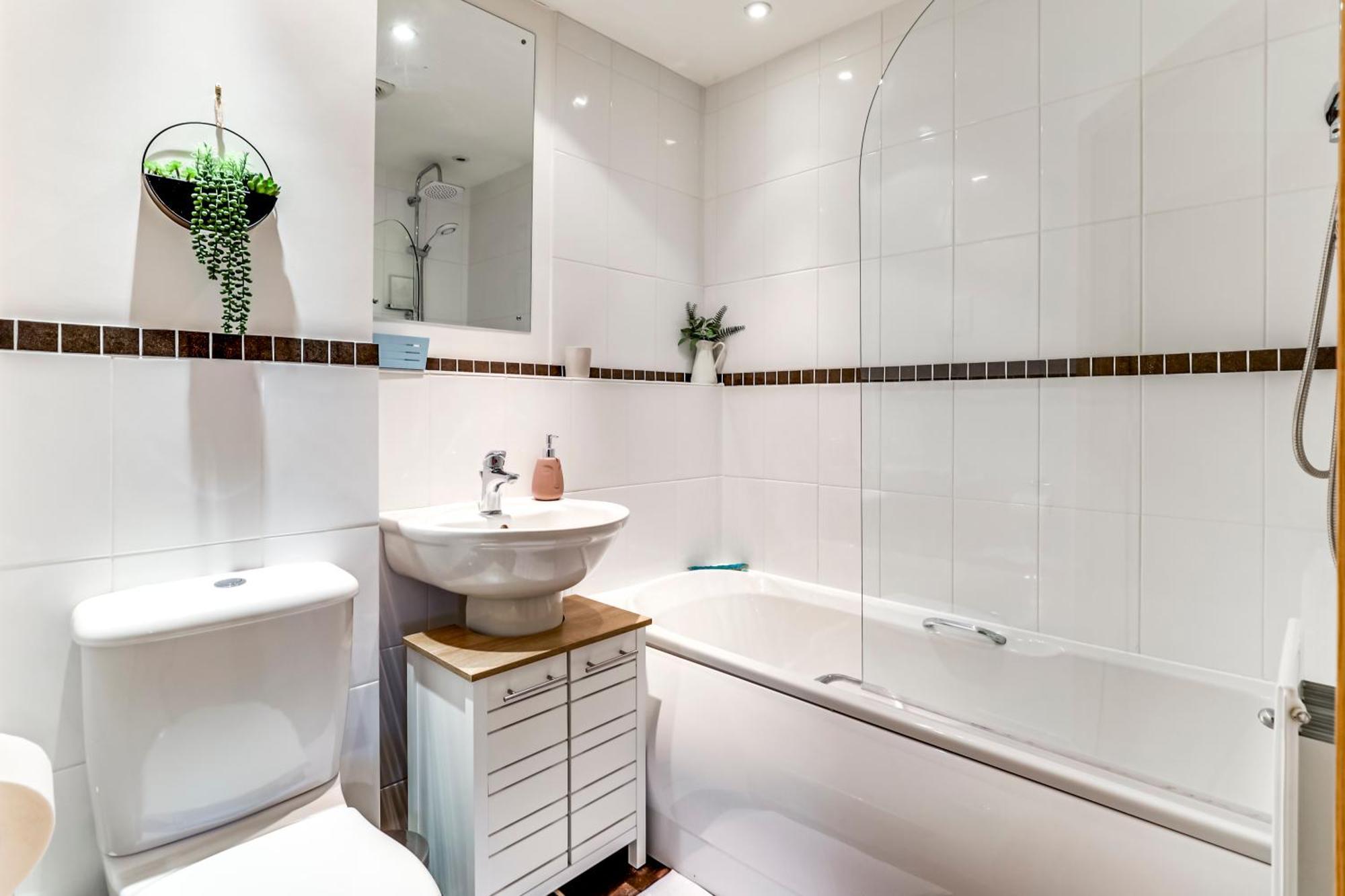 Entire 2 Bed Flat Contractors Families And Relocators Apartment Ware Exterior photo