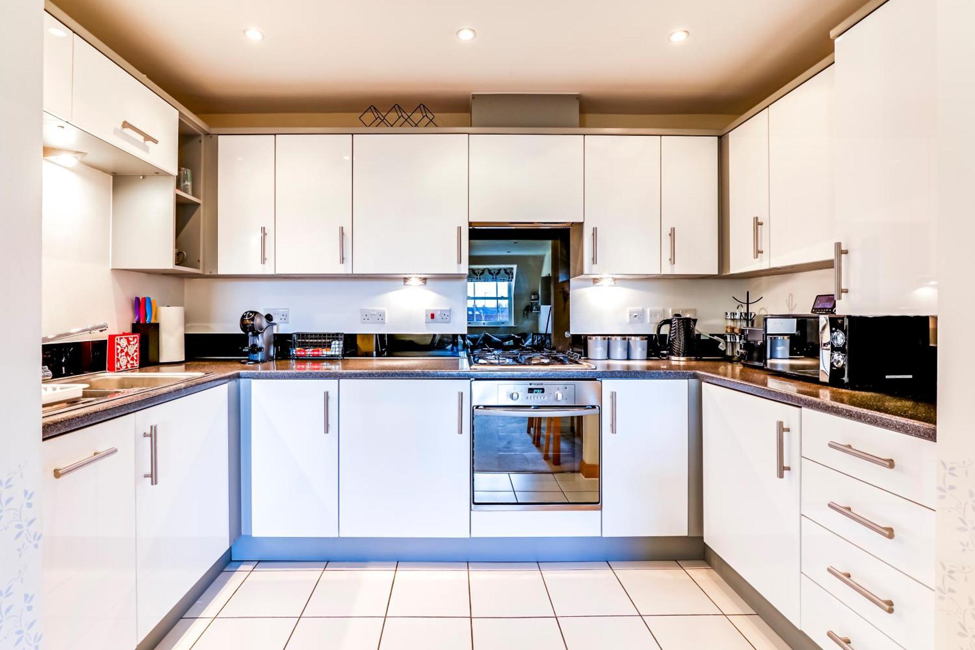 Entire 2 Bed Flat Contractors Families And Relocators Apartment Ware Exterior photo